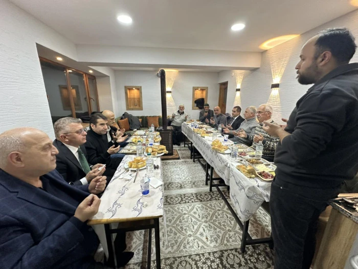 Başkan Sarıalioğlu &Ccedil;ukurova'da İftar ve Teravihte Vatandaşlarla Buluştu