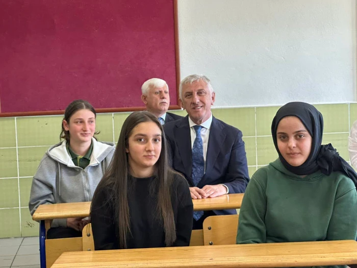 Başkan Sarıalioğlu, Karne Heyecanını &Ouml;ğrencilerle Paylaştı