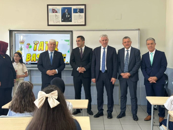 Başkan Sarıalioğlu, Karne Heyecanını &Ouml;ğrencilerle Paylaştı
