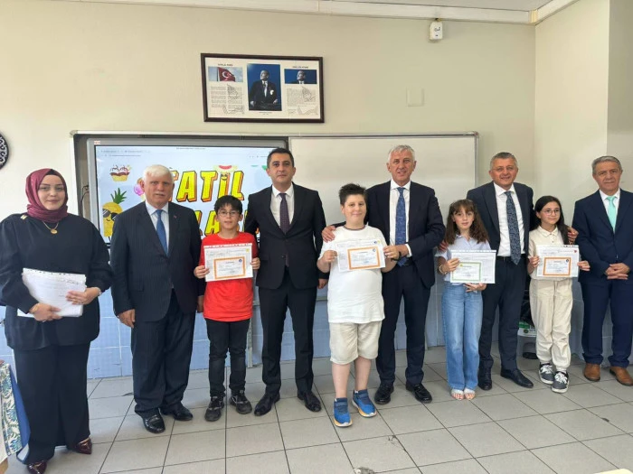 Başkan Sarıalioğlu, Karne Heyecanını &Ouml;ğrencilerle Paylaştı