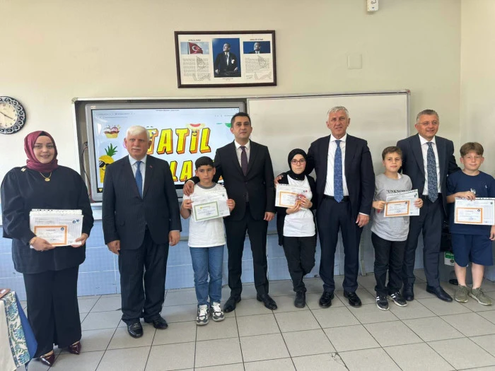 Başkan Sarıalioğlu, Karne Heyecanını &Ouml;ğrencilerle Paylaştı
