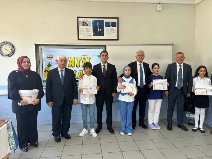 Başkan Sarıalioğlu, Karne Heyecanını &Ouml;ğrencilerle Paylaştı
