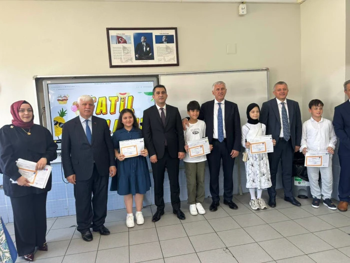 Başkan Sarıalioğlu, Karne Heyecanını &Ouml;ğrencilerle Paylaştı