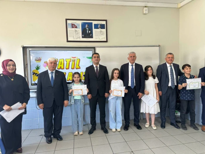 Başkan Sarıalioğlu, Karne Heyecanını &Ouml;ğrencilerle Paylaştı