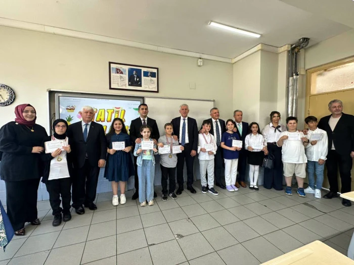 Başkan Sarıalioğlu, Karne Heyecanını &Ouml;ğrencilerle Paylaştı
