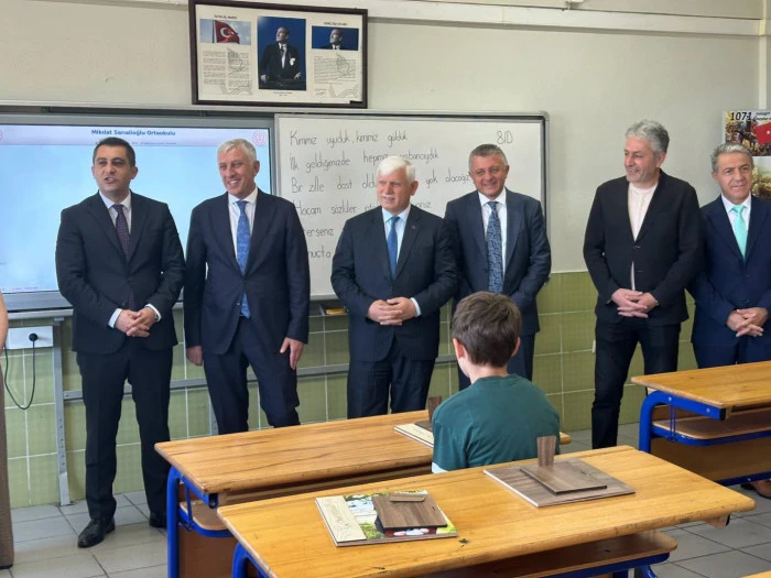 Başkan Sarıalioğlu, Karne Heyecanını &Ouml;ğrencilerle Paylaştı