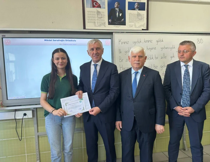 Başkan Sarıalioğlu, Karne Heyecanını &Ouml;ğrencilerle Paylaştı