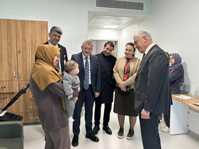 Başkan Sarıalioğlu'ndan Minik Hastalara Moral Ziyareti