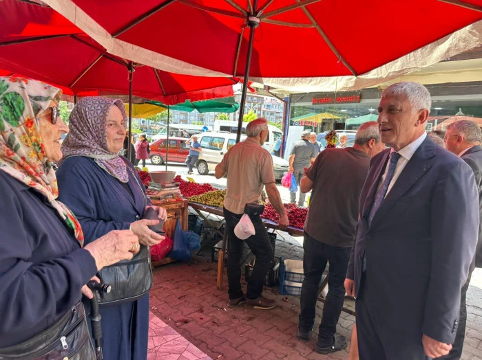 Başkan Sarıalioğlu'ndan Of Pazar Alanı'nda Esnaf ve Vatandaşlarla G&ouml;n&uuml;l Buluşması