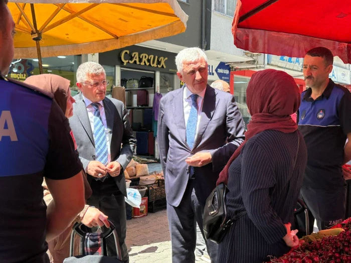 Başkan Sarıalioğlu'ndan Of Pazar Alanı'nda Esnaf ve Vatandaşlarla G&ouml;n&uuml;l Buluşması
