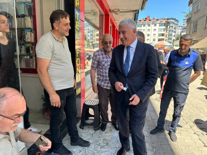 Başkan Sarıalioğlu'ndan Of Pazar Alanı'nda Esnaf ve Vatandaşlarla G&ouml;n&uuml;l Buluşması