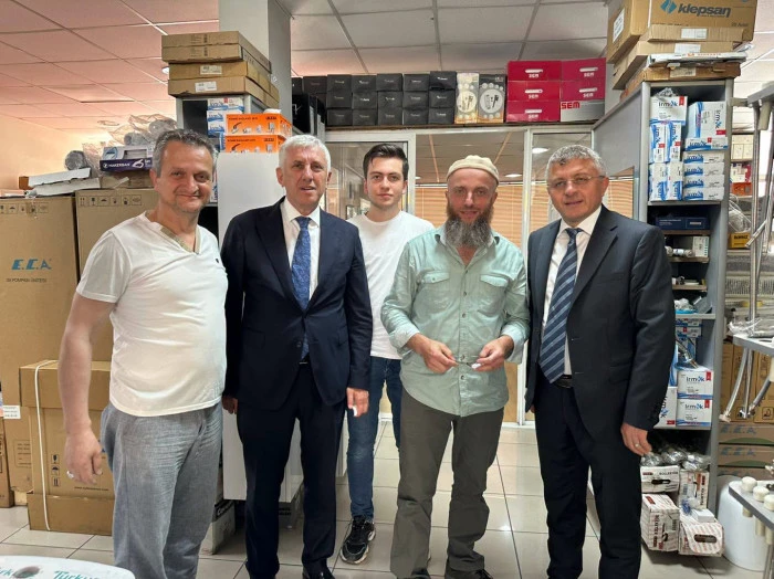 Başkan Sarıalioğlu'ndan Of Pazar Alanı'nda Esnaf ve Vatandaşlarla G&ouml;n&uuml;l Buluşması