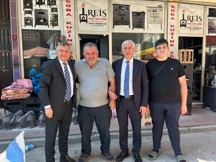Başkan Sarıalioğlu'ndan Of Pazar Alanı'nda Esnaf ve Vatandaşlarla G&ouml;n&uuml;l Buluşması