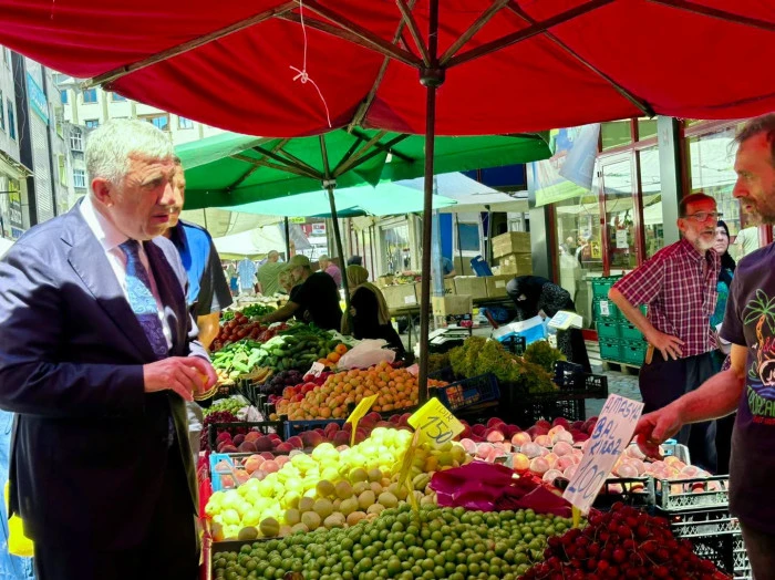 Başkan Sarıalioğlu'ndan Of Pazar Alanı'nda Esnaf ve Vatandaşlarla G&ouml;n&uuml;l Buluşması