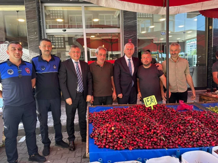 Başkan Sarıalioğlu'ndan Of Pazar Alanı'nda Esnaf ve Vatandaşlarla G&ouml;n&uuml;l Buluşması