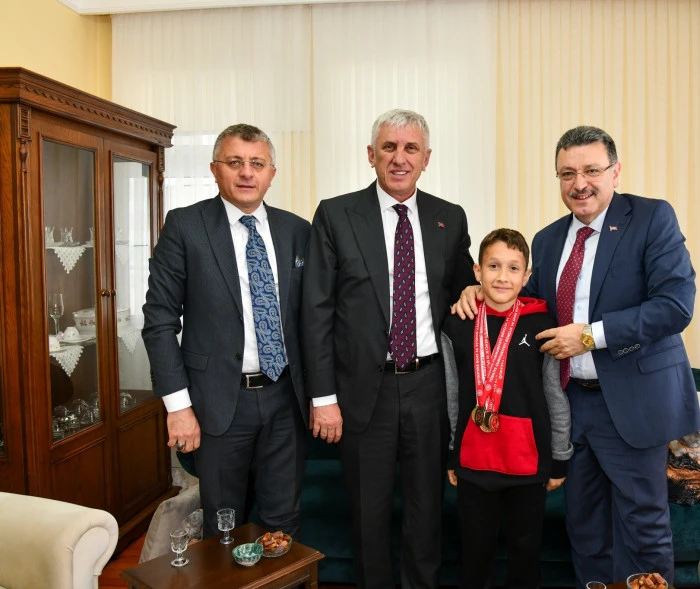 Başkan Sarıalioğlu'ndan Umre ziyaretleri