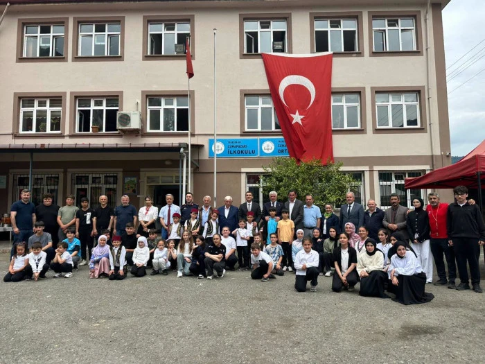 Başkan Sarıalioğlu, Cumapazarı'nda &Ouml;ğrencilerin Yıl Sonu Heyecanına Ortak Oldu