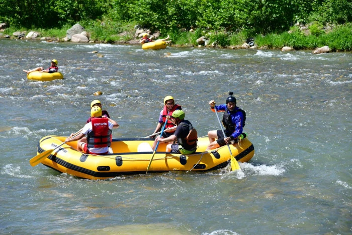 Doğa sporlarına yeni soluk: Hayrat'ta rafting heyecanı başladı