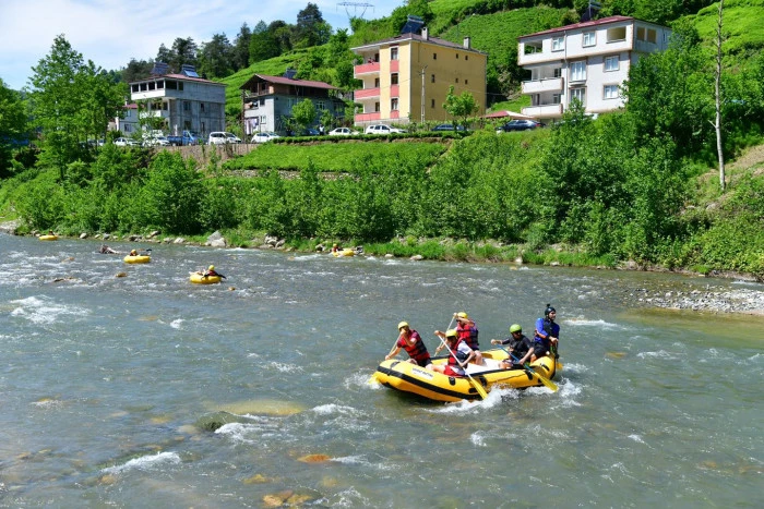 Doğa sporlarına yeni soluk: Hayrat'ta rafting heyecanı başladı