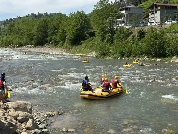 Doğa sporlarına yeni soluk: Hayrat'ta rafting heyecanı başladı