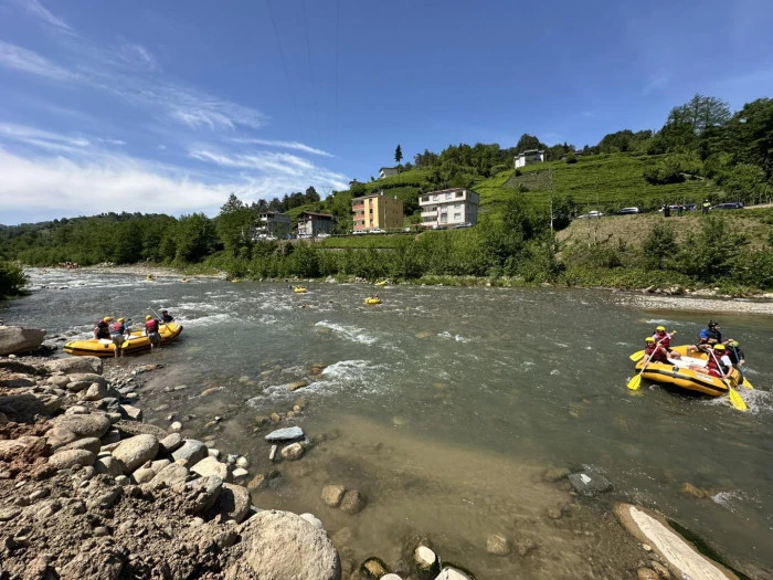 Doğa sporlarına yeni soluk: Hayrat'ta rafting heyecanı başladı