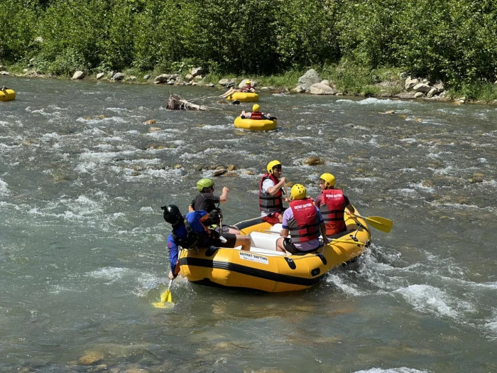 Doğa sporlarına yeni soluk: Hayrat'ta rafting heyecanı başladı