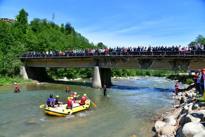 Doğa sporlarına yeni soluk: Hayrat'ta rafting heyecanı başladı