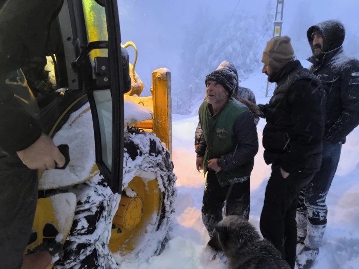 Of Belediyesi ekipleri karla m&uuml;cadele &ccedil;alışmalarına başladı