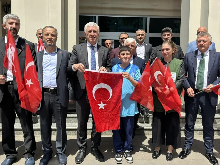 Of'ta Gen&ccedil;lik Y&uuml;r&uuml;y&uuml;ş&uuml; Coşkusu: Gen&ccedil;ler 19 Mayıs Ruhunu Sokaklara Taşıdı