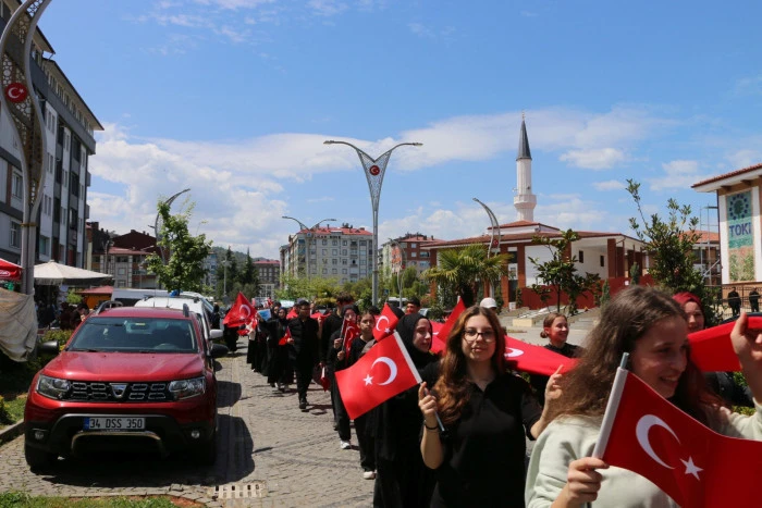Of'ta Gen&ccedil;lik Y&uuml;r&uuml;y&uuml;ş&uuml; Coşkusu: Gen&ccedil;ler 19 Mayıs Ruhunu Sokaklara Taşıdı