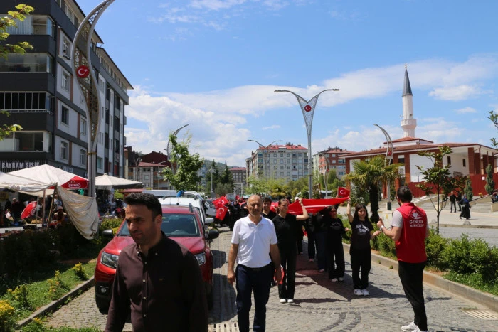 Of'ta Gen&ccedil;lik Y&uuml;r&uuml;y&uuml;ş&uuml; Coşkusu: Gen&ccedil;ler 19 Mayıs Ruhunu Sokaklara Taşıdı