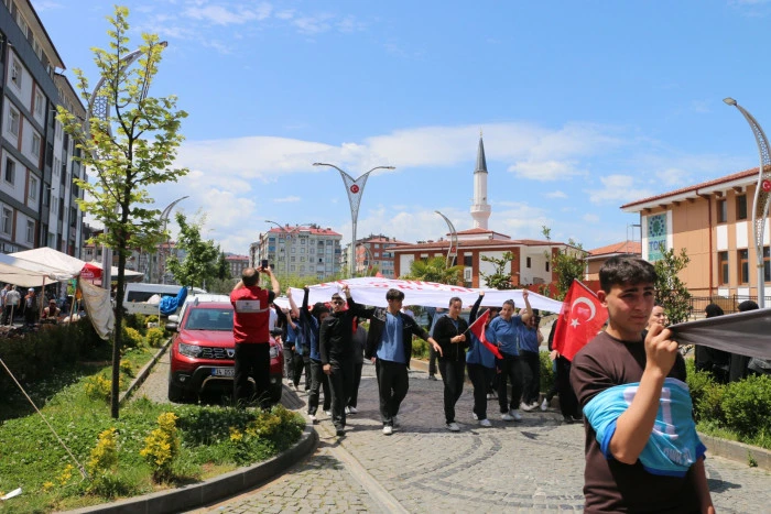 Of'ta Gen&ccedil;lik Y&uuml;r&uuml;y&uuml;ş&uuml; Coşkusu: Gen&ccedil;ler 19 Mayıs Ruhunu Sokaklara Taşıdı