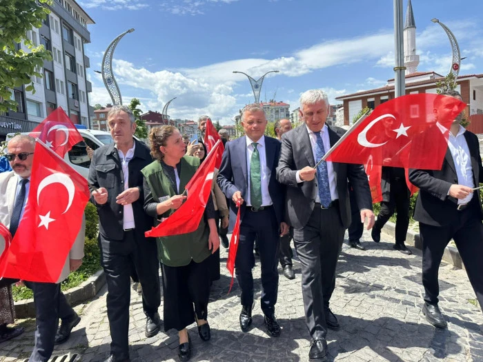 Of'ta Gen&ccedil;lik Y&uuml;r&uuml;y&uuml;ş&uuml; Coşkusu: Gen&ccedil;ler 19 Mayıs Ruhunu Sokaklara Taşıdı