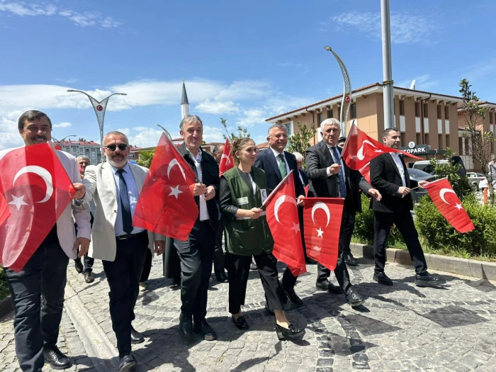 Of'ta Gen&ccedil;lik Y&uuml;r&uuml;y&uuml;ş&uuml; Coşkusu: Gen&ccedil;ler 19 Mayıs Ruhunu Sokaklara Taşıdı