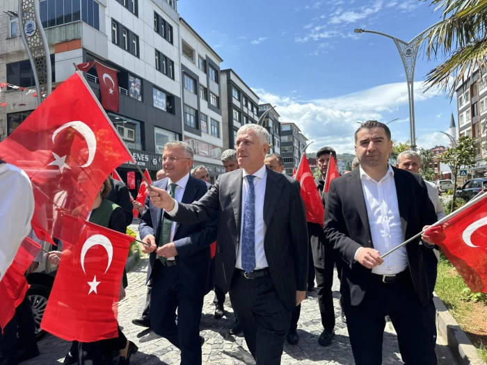 Of'ta Gen&ccedil;lik Y&uuml;r&uuml;y&uuml;ş&uuml; Coşkusu: Gen&ccedil;ler 19 Mayıs Ruhunu Sokaklara Taşıdı