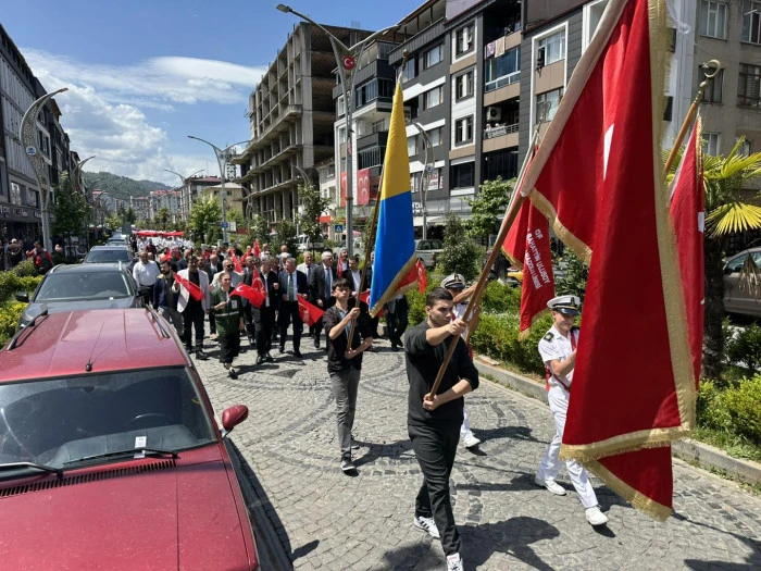 Of'ta Gen&ccedil;lik Y&uuml;r&uuml;y&uuml;ş&uuml; Coşkusu: Gen&ccedil;ler 19 Mayıs Ruhunu Sokaklara Taşıdı