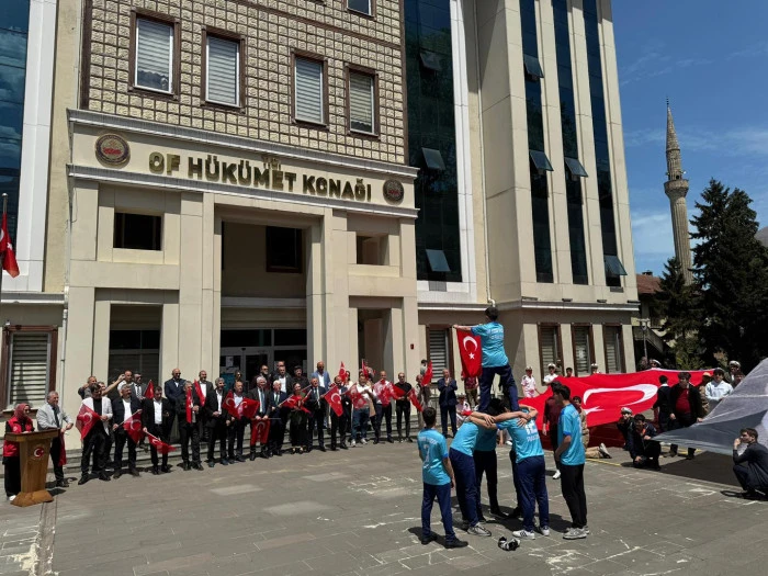 Of'ta Gen&ccedil;lik Y&uuml;r&uuml;y&uuml;ş&uuml; Coşkusu: Gen&ccedil;ler 19 Mayıs Ruhunu Sokaklara Taşıdı