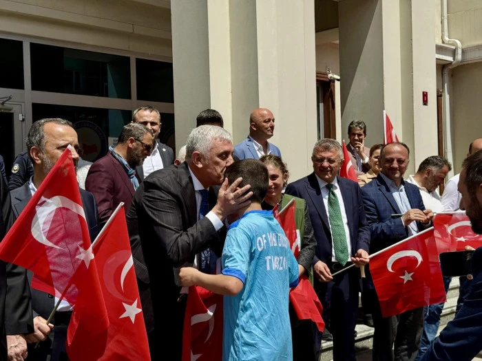 Of'ta Gen&ccedil;lik Y&uuml;r&uuml;y&uuml;ş&uuml; Coşkusu: Gen&ccedil;ler 19 Mayıs Ruhunu Sokaklara Taşıdı