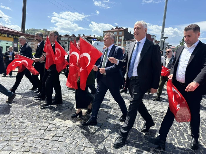Of'ta Gen&ccedil;lik Y&uuml;r&uuml;y&uuml;ş&uuml; Coşkusu: Gen&ccedil;ler 19 Mayıs Ruhunu Sokaklara Taşıdı