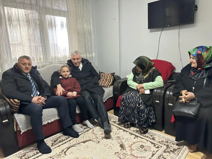 Of'ta G&ouml;n&uuml;l Ziyaretleri S&uuml;r&uuml;yor: Başkan Sarıalioğlu Hastaların Yanında