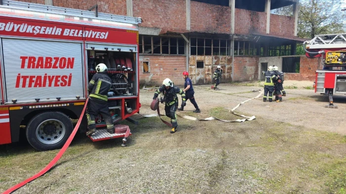 Ger&ccedil;eği Aratmadı! Trabzon İtfaiyesi Of'ta &Ccedil;ay Fabrikasında Tatbikat Yaptı