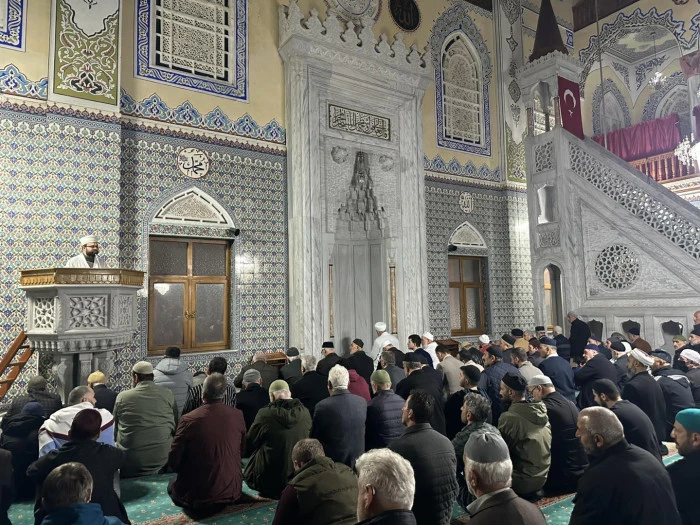 Başkan Sarıalioğlu, Of &Ccedil;arşıbaşı B&uuml;y&uuml;k Camii'nde Vatandaşlarla Buluştu