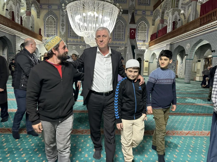 Başkan Sarıalioğlu, Of &Ccedil;arşıbaşı B&uuml;y&uuml;k Camii'nde Vatandaşlarla Buluştu