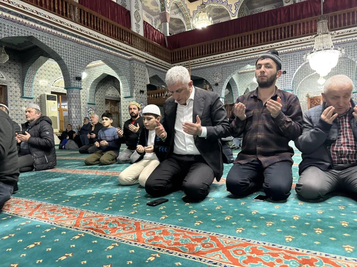 Başkan Sarıalioğlu, Of &Ccedil;arşıbaşı B&uuml;y&uuml;k Camii'nde Vatandaşlarla Buluştu