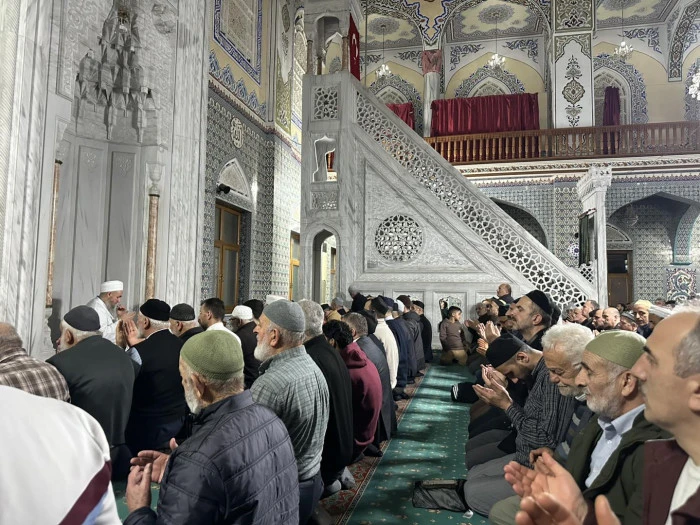 Başkan Sarıalioğlu, Of &Ccedil;arşıbaşı B&uuml;y&uuml;k Camii'nde Vatandaşlarla Buluştu