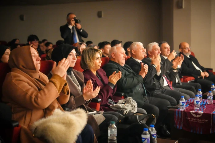 Oflu İzleyicilerden Tarihe Yolculuk Yapan Oyuna Yoğun İlgi