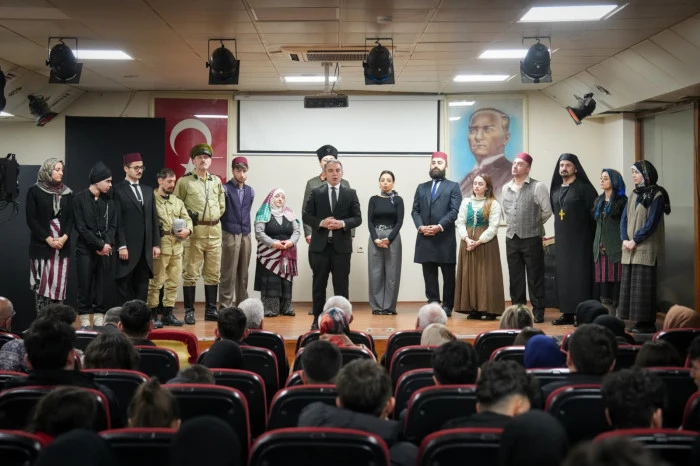 Oflu İzleyicilerden Tarihe Yolculuk Yapan Oyuna Yoğun İlgi