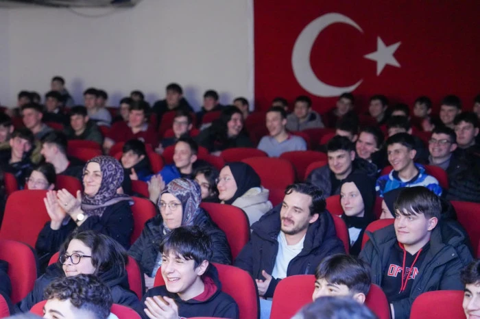 Oflu İzleyicilerden Tarihe Yolculuk Yapan Oyuna Yoğun İlgi