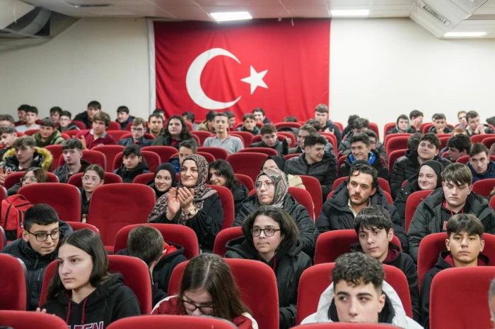 Oflu İzleyicilerden Tarihe Yolculuk Yapan Oyuna Yoğun İlgi