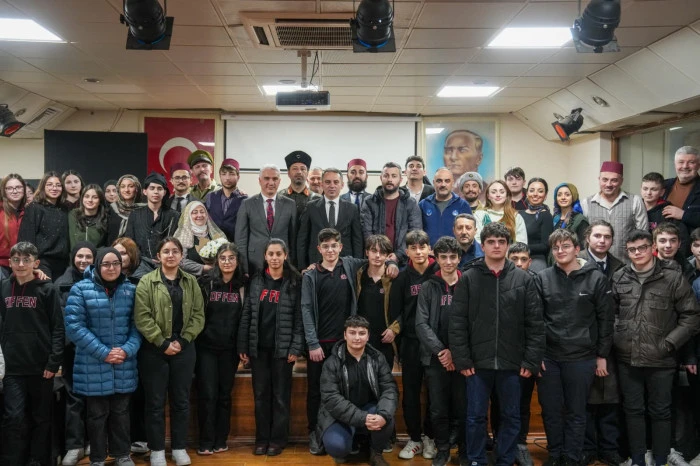 Oflu İzleyicilerden Tarihe Yolculuk Yapan Oyuna Yoğun İlgi